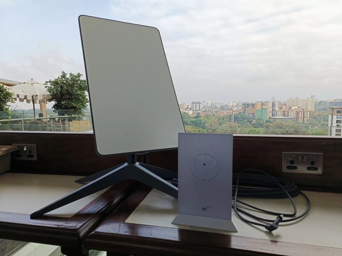 Bộ thiết bị thu phát tín hiệu Internet vệ tinh Starlink (Ảnh: Linkedln), giá cước internet vệ tinh starlink
